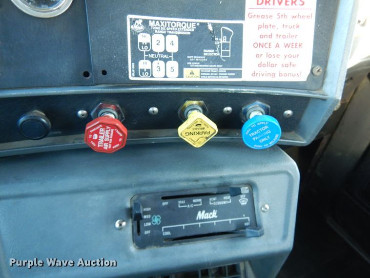 image for item IO9608 2002 Mack RD690S  semi truck