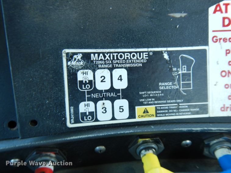 image for item IO9608 2002 Mack RD690S  semi truck