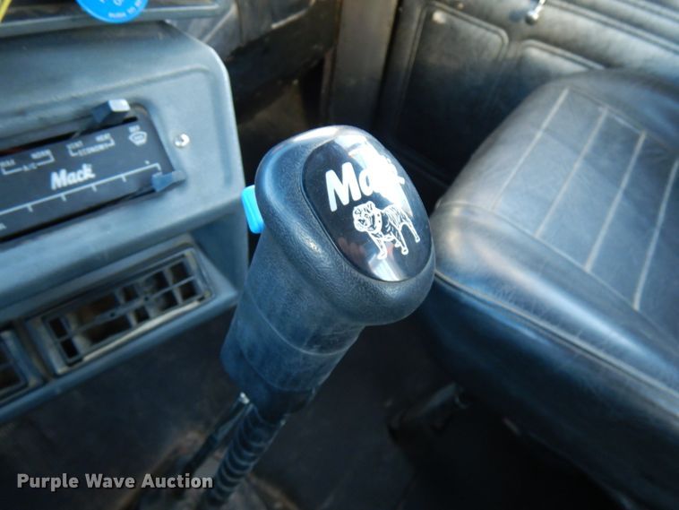 image for item IO9608 2002 Mack RD690S  semi truck