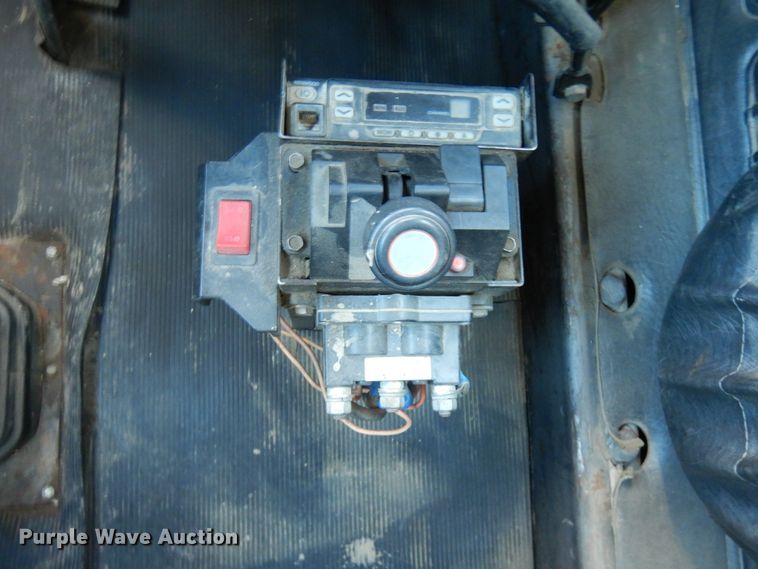 image for item IO9608 2002 Mack RD690S  semi truck