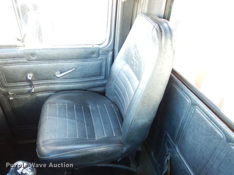 image for item IO9608 2002 Mack RD690S  semi truck