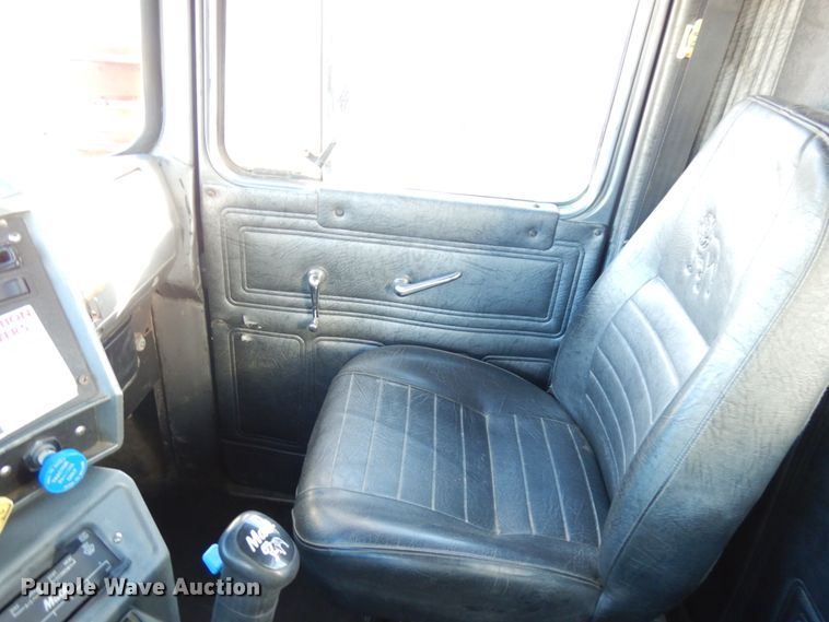 image for item IO9608 2002 Mack RD690S  semi truck