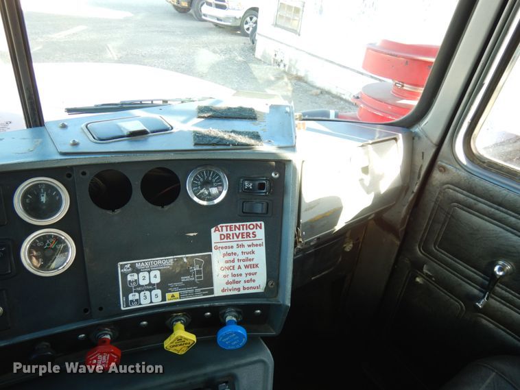 image for item IO9608 2002 Mack RD690S  semi truck