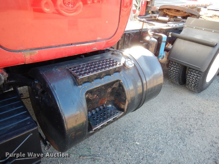 image for item IO9608 2002 Mack RD690S  semi truck