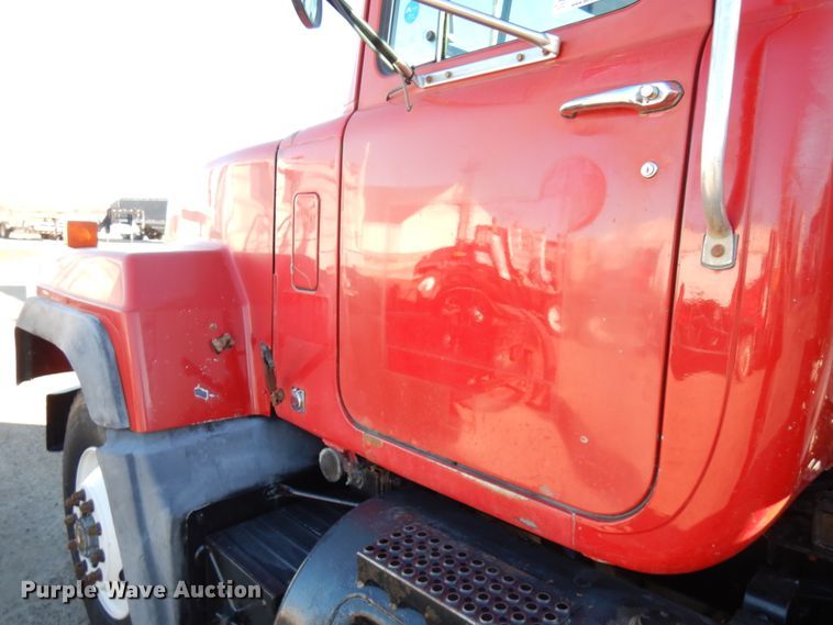 image for item IO9608 2002 Mack RD690S  semi truck