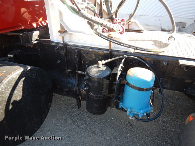 image for item IO9608 2002 Mack RD690S  semi truck