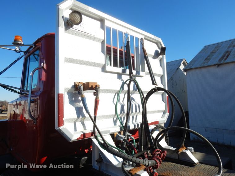 image for item IO9608 2002 Mack RD690S  semi truck