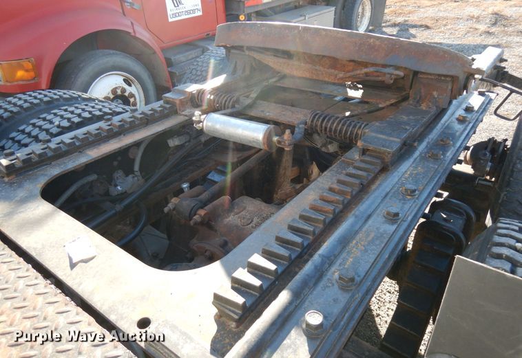 image for item IO9608 2002 Mack RD690S  semi truck