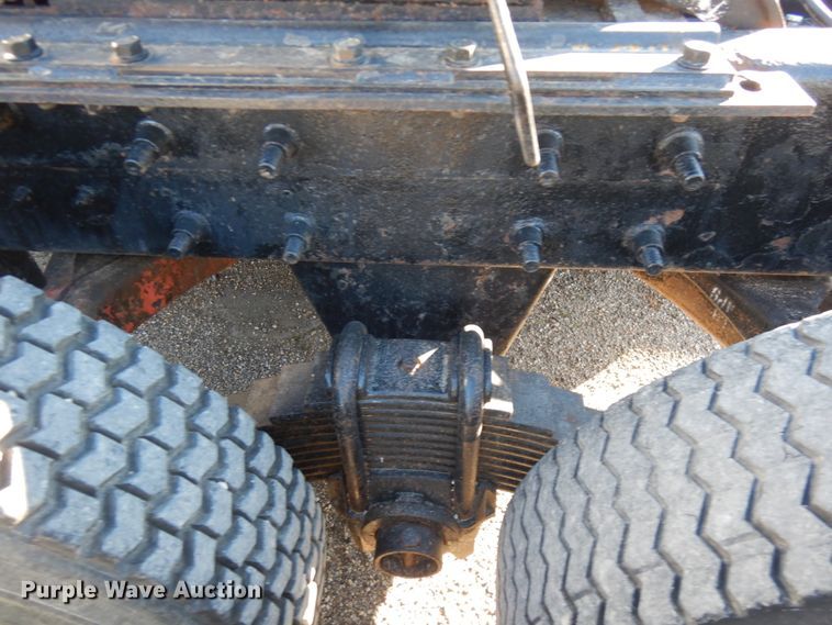 image for item IO9608 2002 Mack RD690S  semi truck