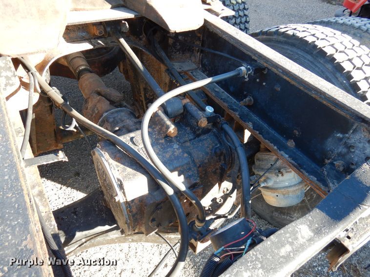 image for item IO9608 2002 Mack RD690S  semi truck