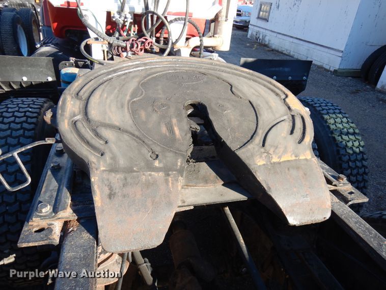 image for item IO9608 2002 Mack RD690S  semi truck