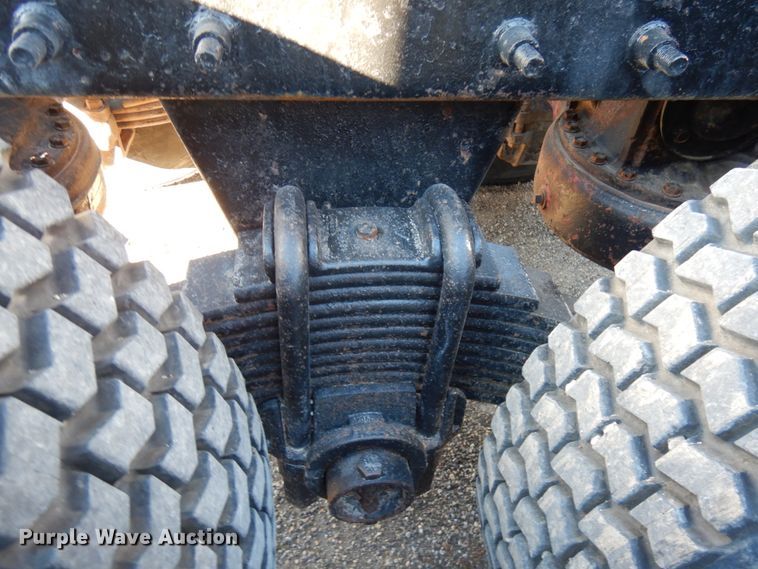 image for item IO9608 2002 Mack RD690S  semi truck