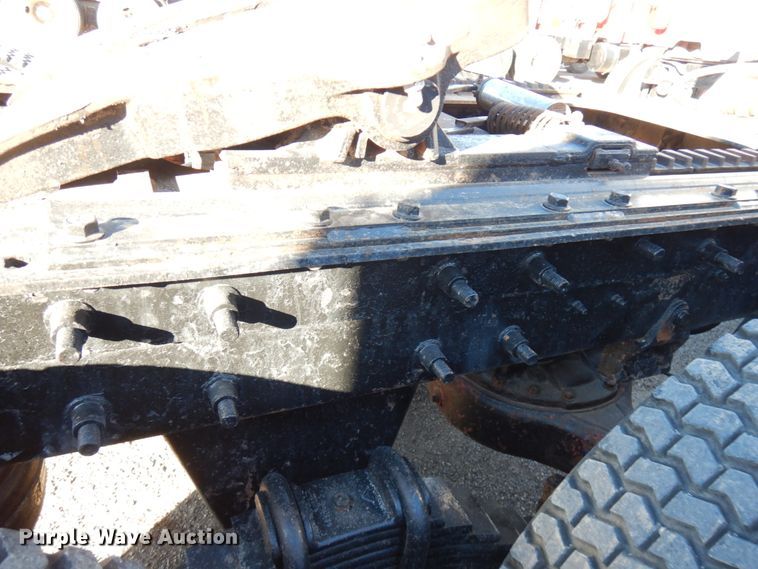 image for item IO9608 2002 Mack RD690S  semi truck