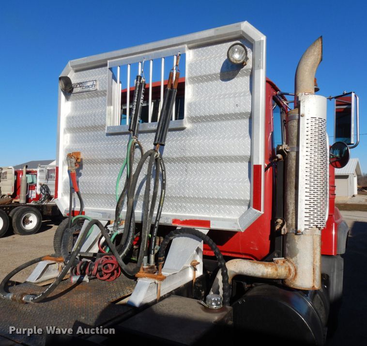 image for item IO9608 2002 Mack RD690S  semi truck