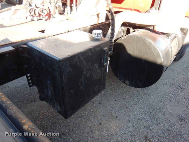 image for item IO9608 2002 Mack RD690S  semi truck