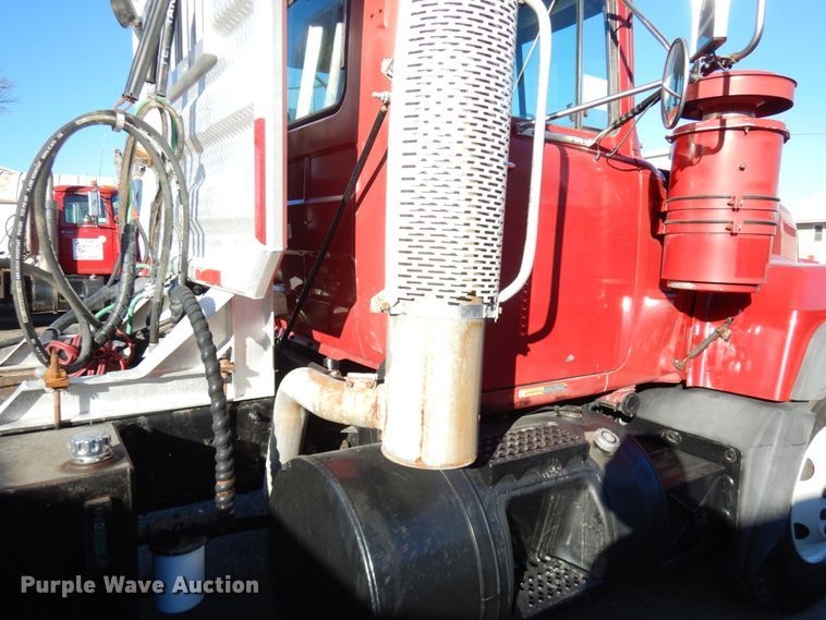 image for item IO9608 2002 Mack RD690S  semi truck