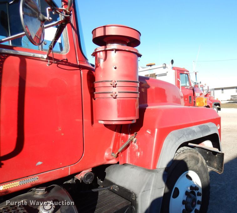 image for item IO9608 2002 Mack RD690S  semi truck