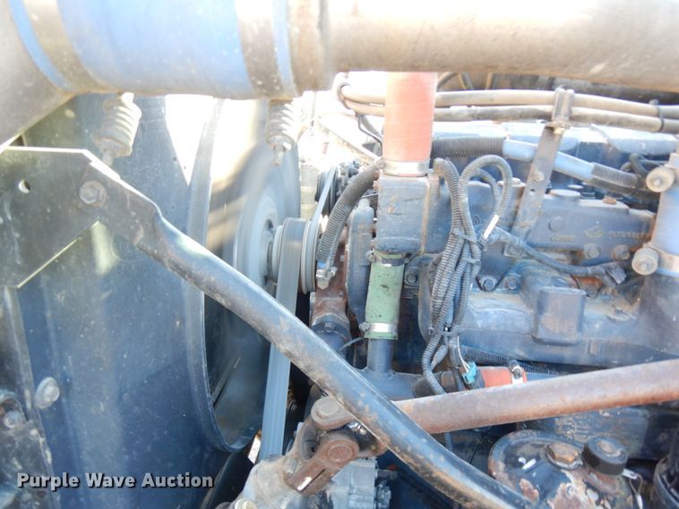 image for item IO9608 2002 Mack RD690S  semi truck