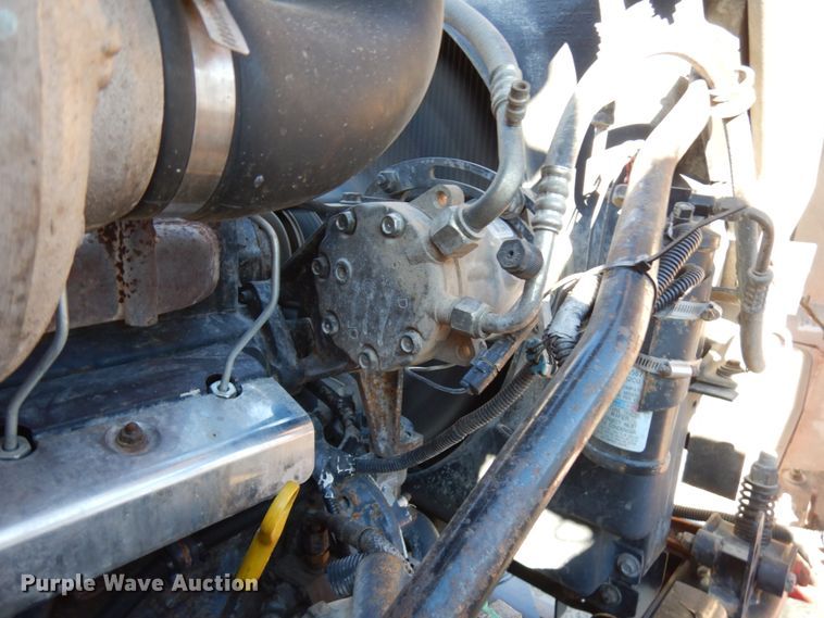 image for item IO9608 2002 Mack RD690S  semi truck