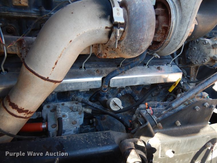 image for item IO9608 2002 Mack RD690S  semi truck