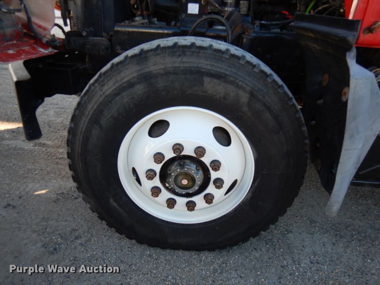 image for item IO9608 2002 Mack RD690S  semi truck