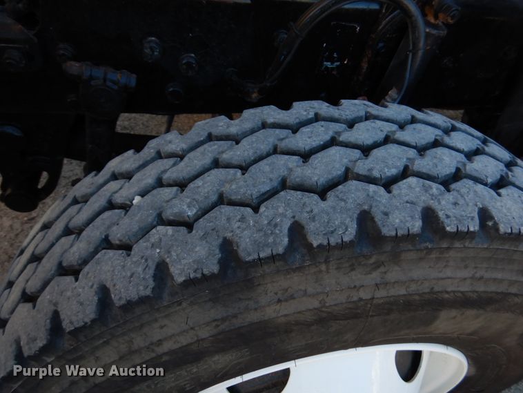 image for item IO9608 2002 Mack RD690S  semi truck