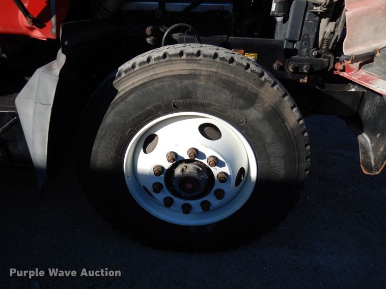 image for item IO9608 2002 Mack RD690S  semi truck