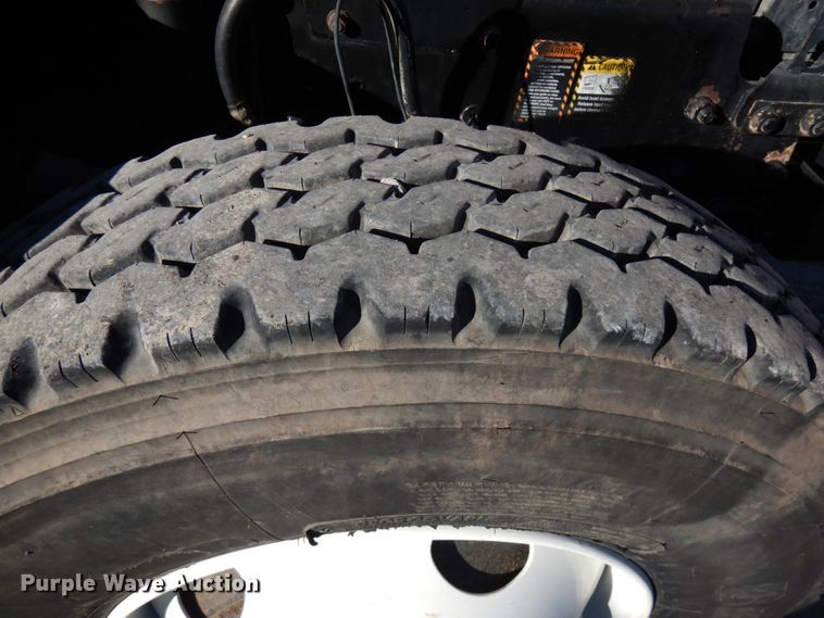 image for item IO9608 2002 Mack RD690S  semi truck