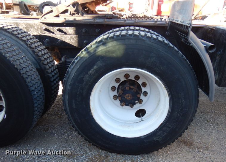 image for item IO9608 2002 Mack RD690S  semi truck