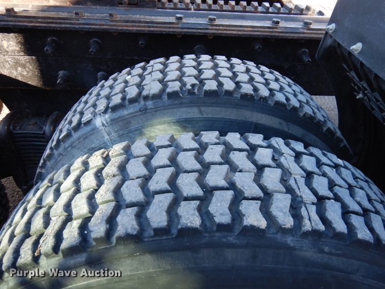 image for item IO9608 2002 Mack RD690S  semi truck