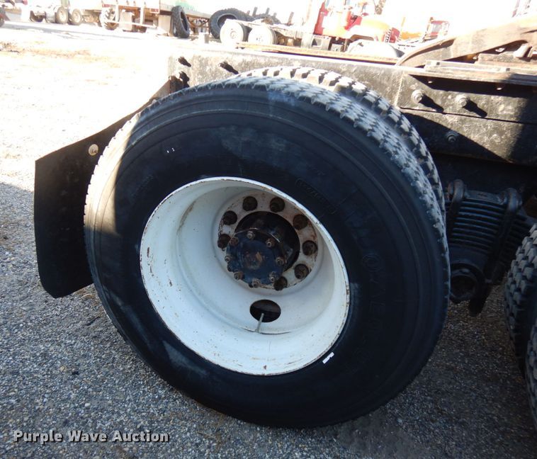 image for item IO9608 2002 Mack RD690S  semi truck