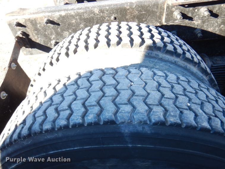 image for item IO9608 2002 Mack RD690S  semi truck