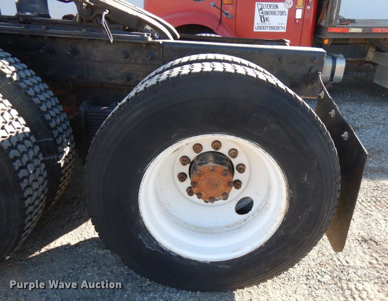 image for item IO9608 2002 Mack RD690S  semi truck