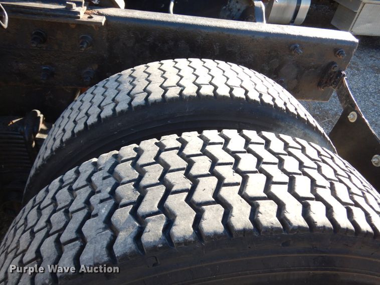 image for item IO9608 2002 Mack RD690S  semi truck