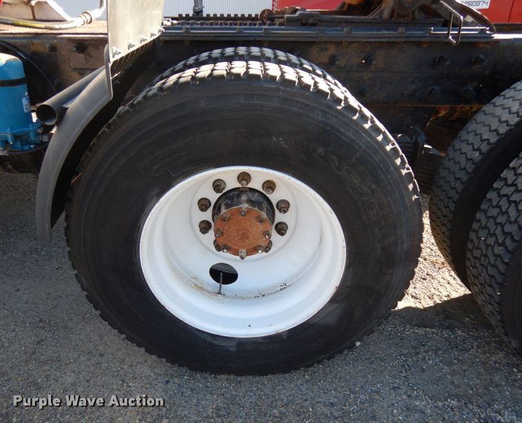 image for item IO9608 2002 Mack RD690S  semi truck