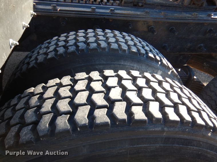 image for item IO9608 2002 Mack RD690S  semi truck