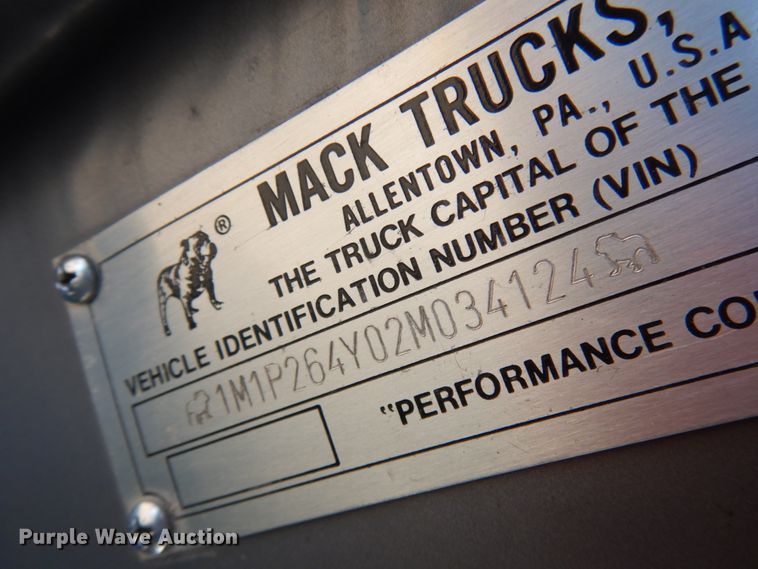 image for item IO9608 2002 Mack RD690S  semi truck