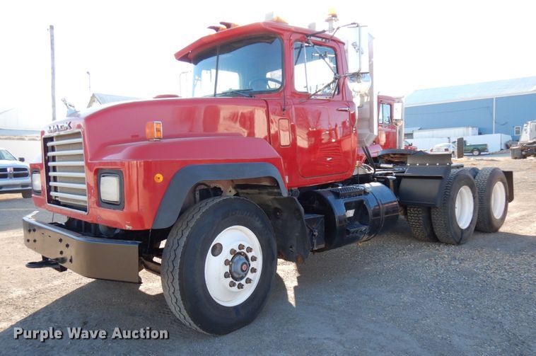 image for item IO9609 2001 Mack RD690S  semi truck