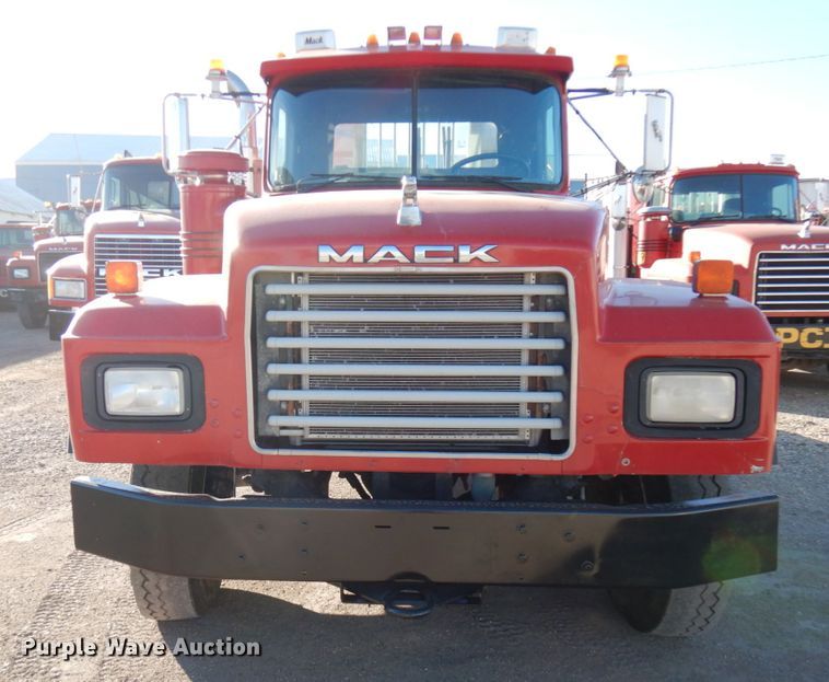 image for item IO9609 2001 Mack RD690S  semi truck