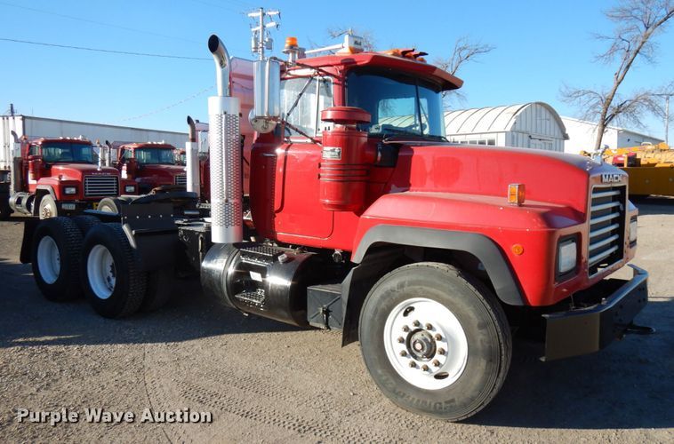 image for item IO9609 2001 Mack RD690S  semi truck