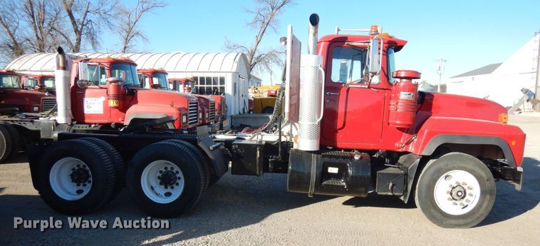 image for item IO9609 2001 Mack RD690S  semi truck