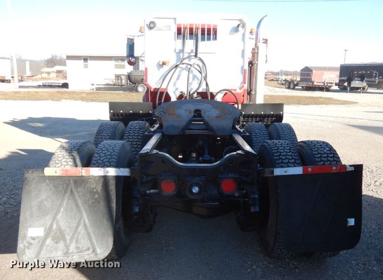 image for item IO9609 2001 Mack RD690S  semi truck