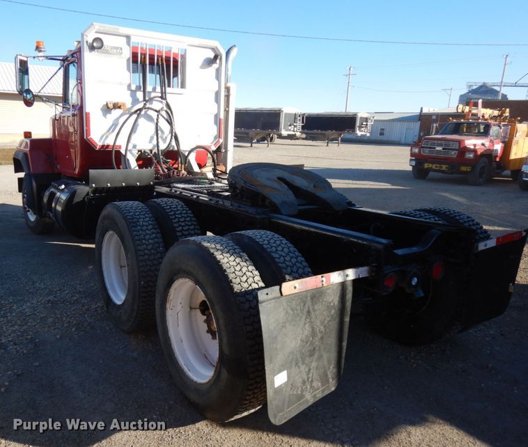 image for item IO9609 2001 Mack RD690S  semi truck