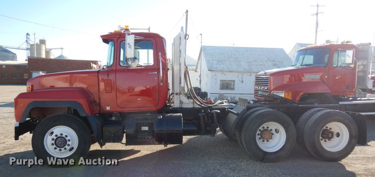 image for item IO9609 2001 Mack RD690S  semi truck