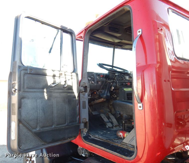 image for item IO9609 2001 Mack RD690S  semi truck