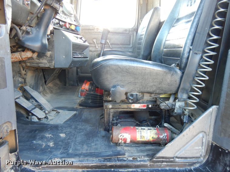 image for item IO9609 2001 Mack RD690S  semi truck