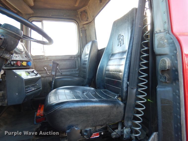 image for item IO9609 2001 Mack RD690S  semi truck