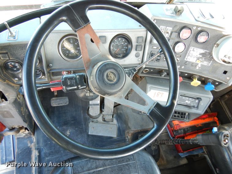 image for item IO9609 2001 Mack RD690S  semi truck