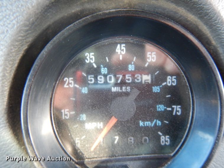 image for item IO9609 2001 Mack RD690S  semi truck