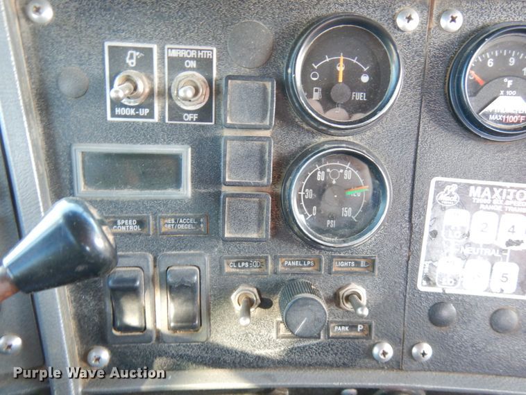 image for item IO9609 2001 Mack RD690S  semi truck